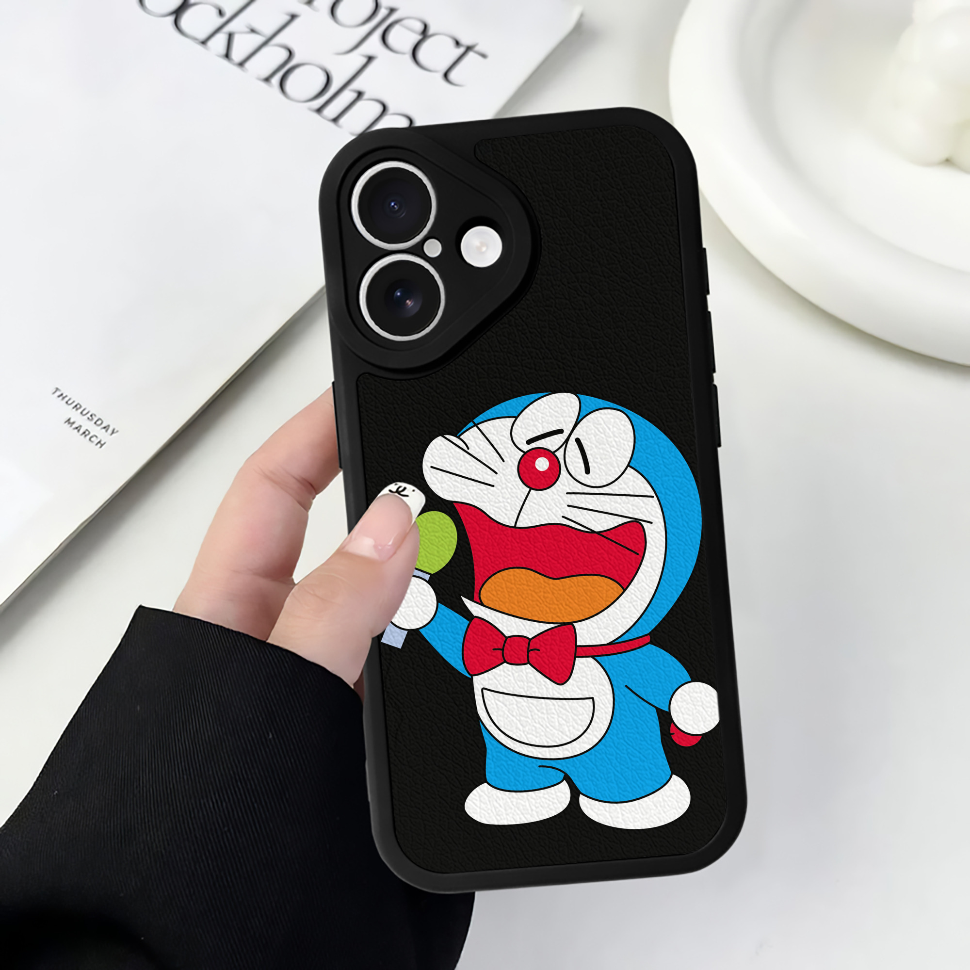 （画像用） ドラえもん Doraemon 【iPhone 16シリーズ対応】シリコンスマホケース（レザー調） 材質：シリコン